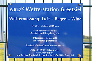 Wetterstation Greetsiel - Schild mit Beteiligten Wetterstation Greetsiel - Schild mit Beteiligten